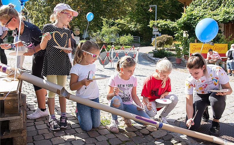 Die «Chugelibahn»<em> aus alten Kartonrollen wird bunt bemalt.</em>
