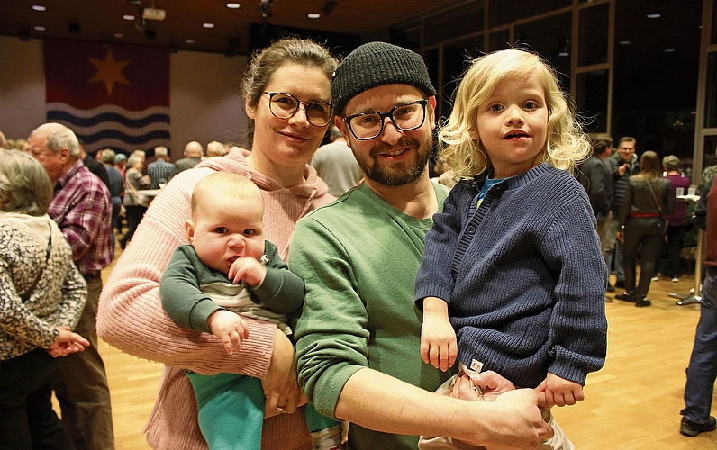Die junge Generation wie diese Wettinger Familie war am Apéro in der Minderheit. Die junge Generation wie diese Wettinger Familie war am Apéro in der Minderheit.