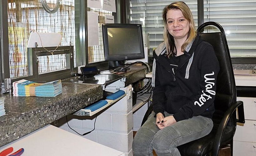 Jasmine Baumann, eine der vier Frauen an der Kasse. bär