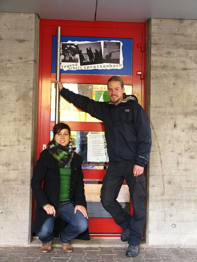 Alessia Della Torre und Claudio Lucchi vor dem Jugendbüro.
