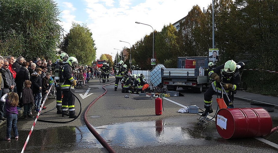 Schadenplatz Verletzte, ein leckes Fass und Brandgefahr: Die Feuerwehr ist gefordert.
