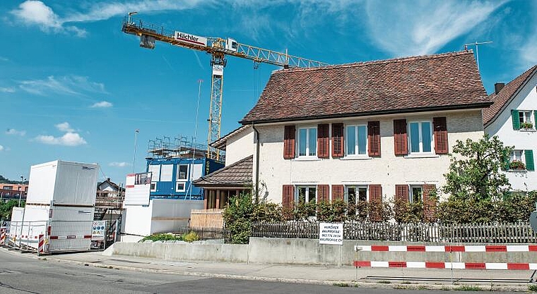 Die Profile zeigen es an: Dieses Haus an der Dorfstrasse 25 soll einem Neubau weichen.Philippe Neidhardt