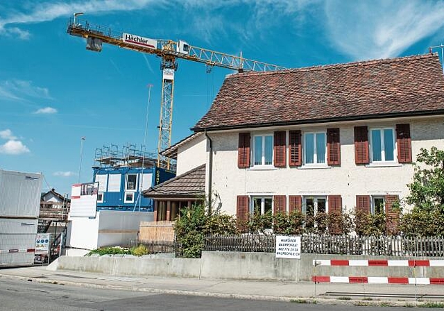 Die Profile zeigen es an: Dieses Haus an der Dorfstrasse 25 soll einem Neubau weichen.Philippe Neidhardt