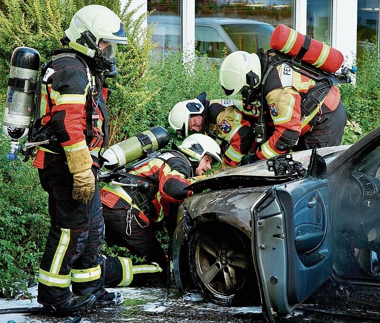 Brandlöschung eines Autos an der Poststrasse in Spreitenbach.Ian Stewart