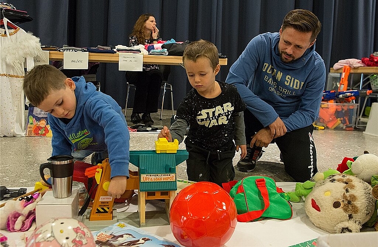 Die Spielsachen müssen vor dem Kauf auch ausprobiert werden. (Barbara Scherer)
