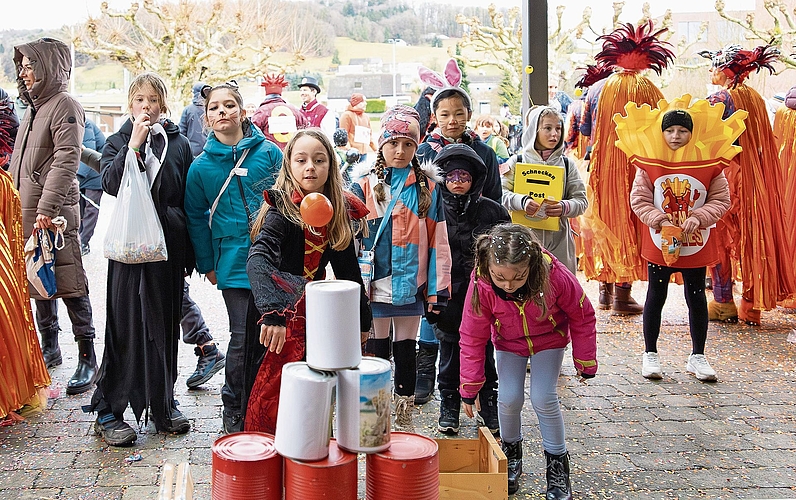 Hier werden eifrig Büchsen geworfen. Hier werden eifrig Büchsen geworfen.