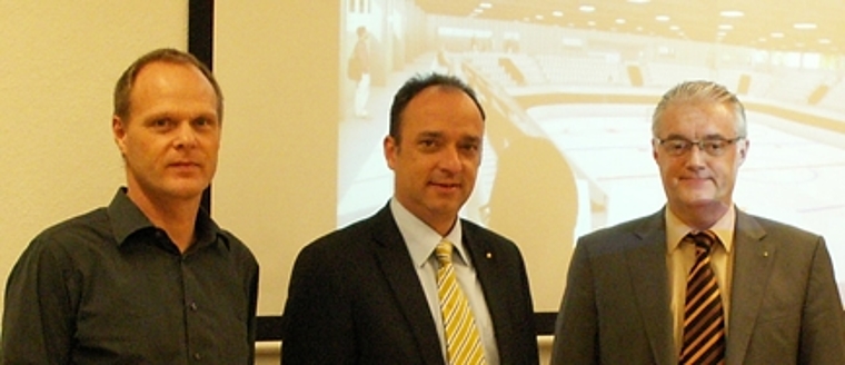 v.l.: Urs Heimgartner, Leiter Bau- und Planungsabteilung, Gemeindeammann Markus Dieth und Gemeinderat Roland Kuster vor der geplanten neuen Eishalle.Foto: ska
