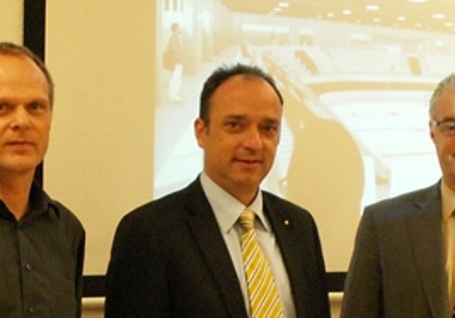 v.l.: Urs Heimgartner, Leiter Bau- und Planungsabteilung, Gemeindeammann Markus Dieth und Gemeinderat Roland Kuster vor der geplanten neuen Eishalle.Foto: ska