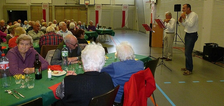 Spielten am Seniorenanlass Panflöte: Gemeinderat Toni Möckel (r.) und Umberto Miotti aus Spreitenbach. Foto: lm