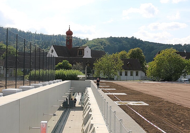 Der Rasen fürs Sportfeld <em>wird noch angesät, darunter befindet sich die unterirdische Sporthalle.Melanie Bär</em>
