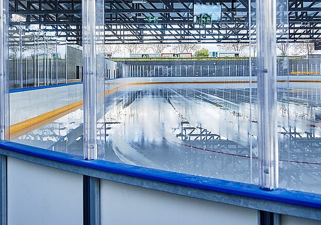 Das neue gedeckte Eisfeld ist fertig und wird am Sonntag unter die Kufen genommen. Colin Frei
