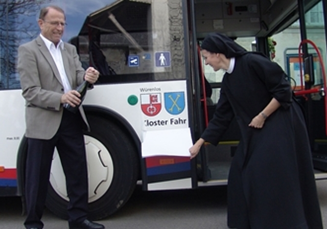 Regierungsrat Peter C. Beyeler und Priorin Irene Gassmann bei der Bus-Taufe. Foto: Christian Murer
