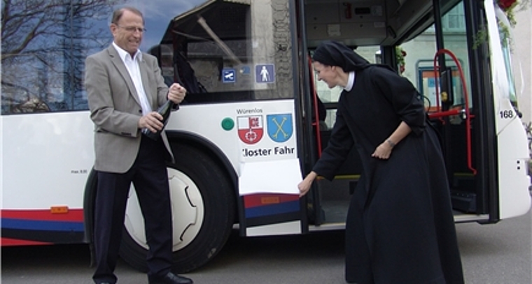 Regierungsrat Peter C. Beyeler und Priorin Irene Gassmann bei der Bus-Taufe. Foto: Christian Murer