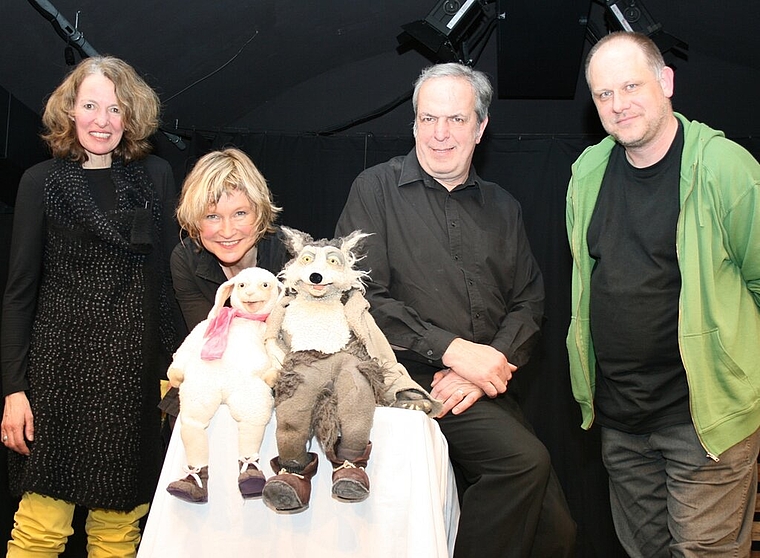 Die Figurentheater-Leiter Barbara Winzer (l.) und Sven Mathiasen (r.) mit den Darstellern des aktuellen Stücks Friederike Krahl (2.v.l.) und Michael Rüber (2.v.r.). Foto: ska