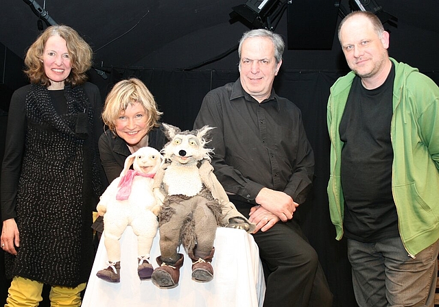 Die Figurentheater-Leiter Barbara Winzer (l.) und Sven Mathiasen (r.) mit den Darstellern des aktuellen Stücks Friederike Krahl (2.v.l.) und Michael Rüber (2.v.r.). Foto: ska