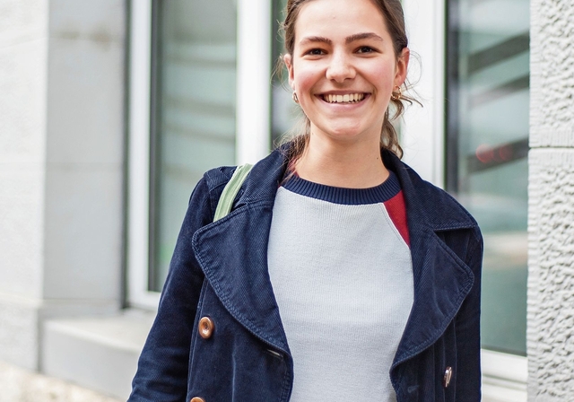 Megan Schröder (17) lebt in Wettingen und besucht dort die Kantonsschule. Nach ihrer Teilnahme an der nationalen Jugendsession in Bern im November 2024 fasste sie den Entschluss, zusammen mit insgesamt sieben Mitstreiterinnen und Mitstreitern ein Ju