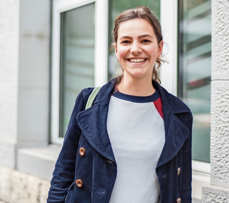 Megan Schröder (17) lebt in Wettingen und besucht dort die Kantonsschule. Nach ihrer Teilnahme an der nationalen Jugendsession in Bern im November 2024 fasste sie den Entschluss, zusammen mit insgesamt sieben Mitstreiterinnen und Mitstreitern ein Ju