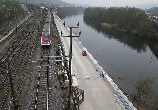 Blick flussabwärts Richtung Neuenhof (v.r.): Limmat, neues Lehnenviadukt, Zug aus dem Heitersberg-Portal, zwei Geleise von Wettingen her. Fotos Mü
