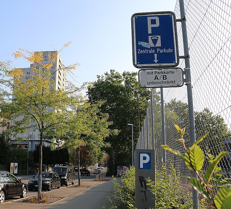 Parkierungsreglement <em>wird angepasst und es sollen künftig rund ums Zentrum mehr blaue Zonen entstehen. Melanie Bär</em>