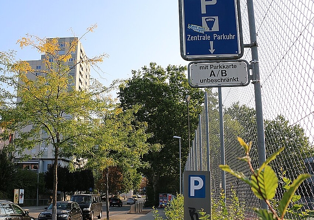 Parkierungsreglement <em>wird angepasst und es sollen künftig rund ums Zentrum mehr blaue Zonen entstehen. Melanie Bär</em>