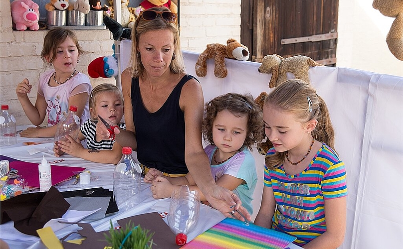 Am Stand <em>des Elternvereins wird gebastelt.</em>
