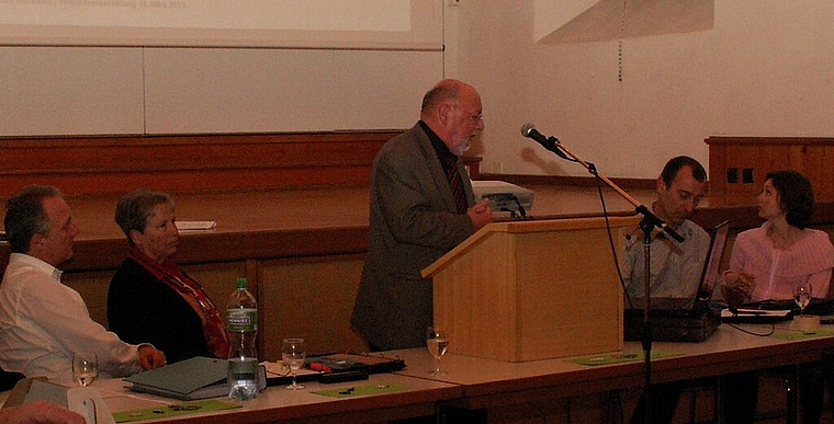 Gemeindeammann Hans Ulrich Reber orientiert die versammelten Mitglieder des Vereins Alterszentrum. Foto: ska