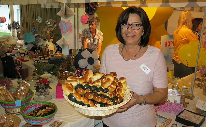 OK-Präsidentin Sybille Glauser präsentiert feine Backwaren.Fotos: bh OK-Präsidentin Sybille Glauser präsentiert feine Backwaren.Fotos: bh