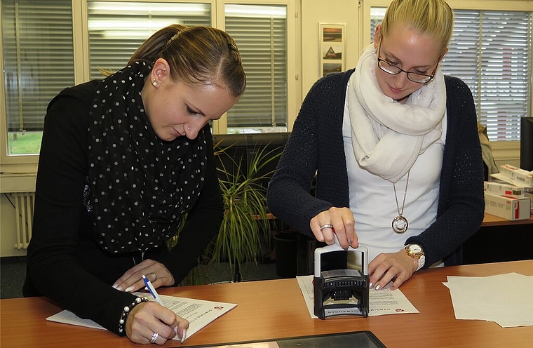 Aufgrund eines Referendums kommt es zur Urnenabstimmung, die auf der Gemeindekanzlei von der Gemeindeschreiberin Sandra Spring (l.) und ihrer Stellvertreterin Sarah Gähwiler nun vorbereitet wird.Foto: Archiv/Mü