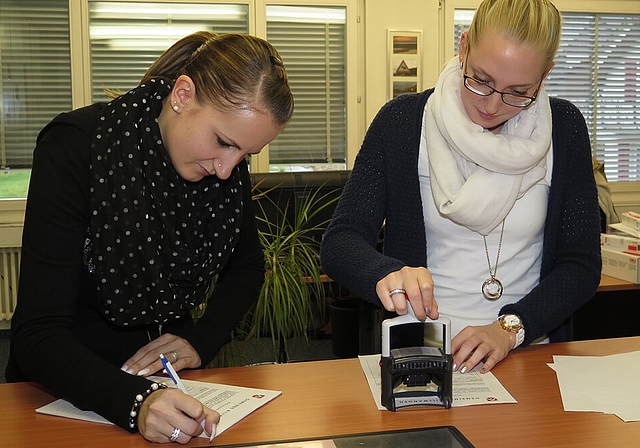 Aufgrund eines Referendums kommt es zur Urnenabstimmung, die auf der Gemeindekanzlei von der Gemeindeschreiberin Sandra Spring (l.) und ihrer Stellvertreterin Sarah Gähwiler nun vorbereitet wird.Foto: Archiv/Mü