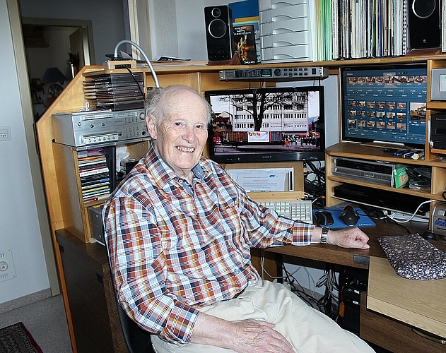 Paul Berner in seinem Büro: Hier schneidet und vertont er seine Dokumentarfilme an zwei Bildschirmen. Rahel Bühler
