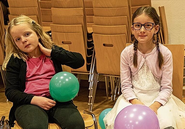 Die Zwillinge Raphaela (l.) und Jana schnuppern das erste Mal im Jugendchor. (gk)

