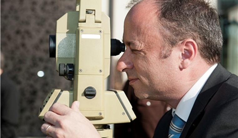 Gemeindeammann Markus Dieth testet den Tachymeter. Foto: az/yl