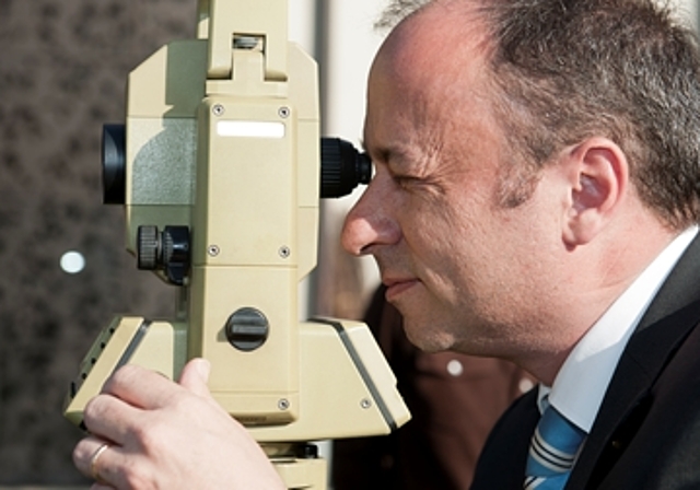 Gemeindeammann Markus Dieth testet den Tachymeter. Foto: az/yl