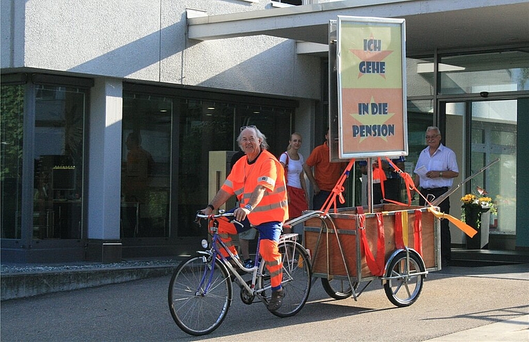 Hanspeter Elsässer mit dem dekorierten Velo und Anhänger unterwegs in den Ruhestand. Foto: zVg