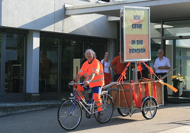 Hanspeter Elsässer mit dem dekorierten Velo und Anhänger unterwegs in den Ruhestand. Foto: zVg