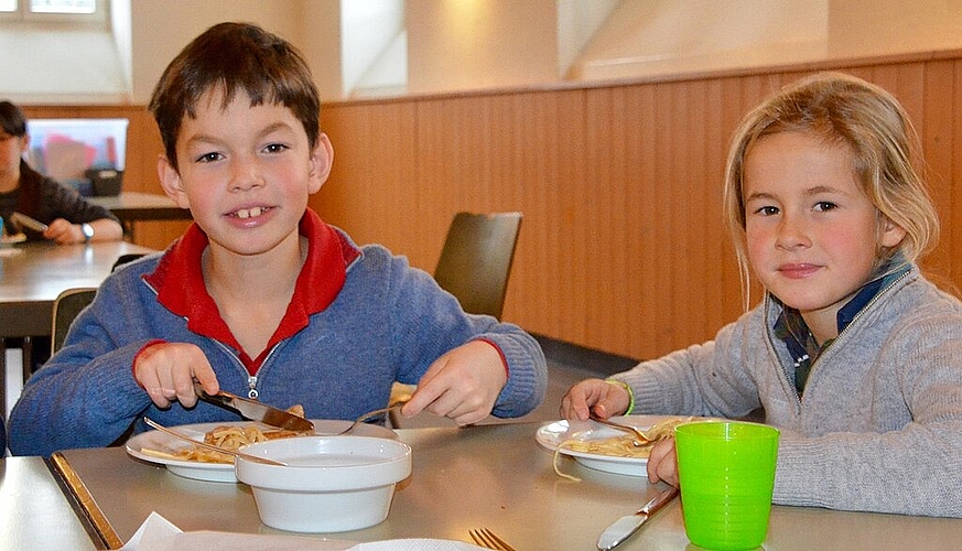 Ihnen schmeckt es: Maxime Meyer-Jüres (l.) und Schwester Philippine besuchen den Mittagstisch.