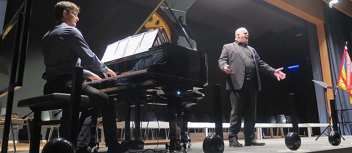 Profis begleiten: <em>Boyan Kolarov am Flügel und Hans Michael Sablotny singt.</em>