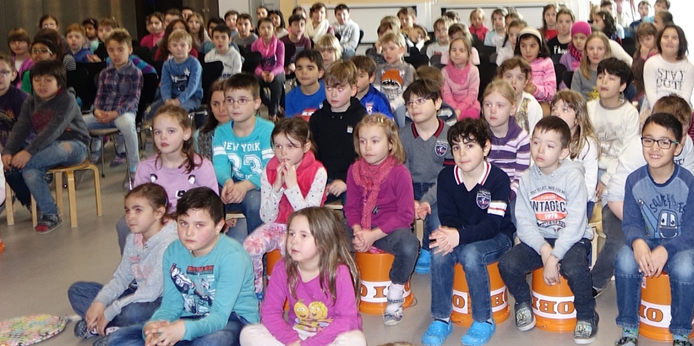 Die Schülerinnen und Schüler der Primar Margeläcker hören gespannt zu. Fotos: zVg
