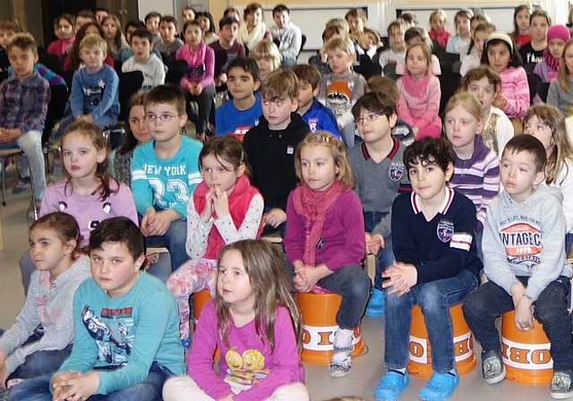 Die Schülerinnen und Schüler der Primar Margeläcker hören gespannt zu. Fotos: zVg
