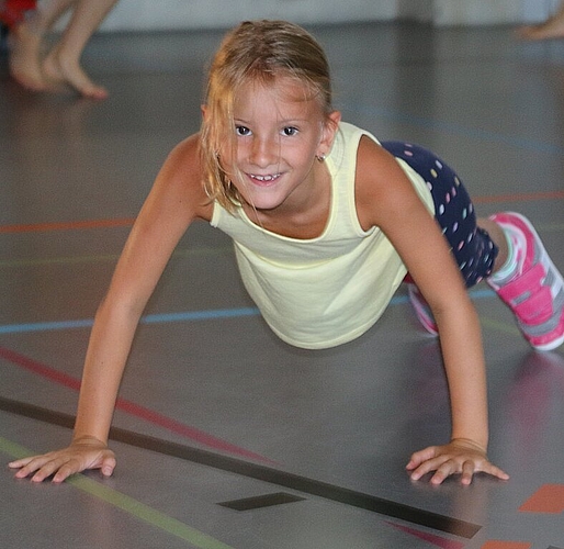 Kantischülerin Alina Ruppen aus Würenlos übt mit den Kindern für den Auftritt in der Manege.
