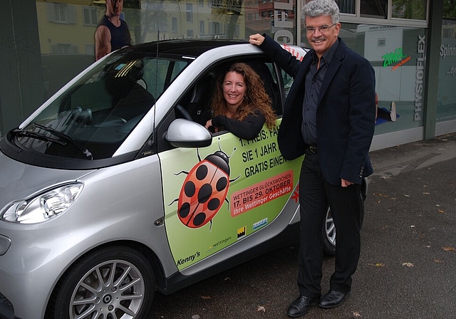 Denise Zumsteg und Hans Utz vom Handels- und Gewerbeverein Wettingen mit dem Smart, den ein glücklicher Gewinner, eine glückliche Gewinnern ein Jahr lang gratis fahren kann. Foto: cfr