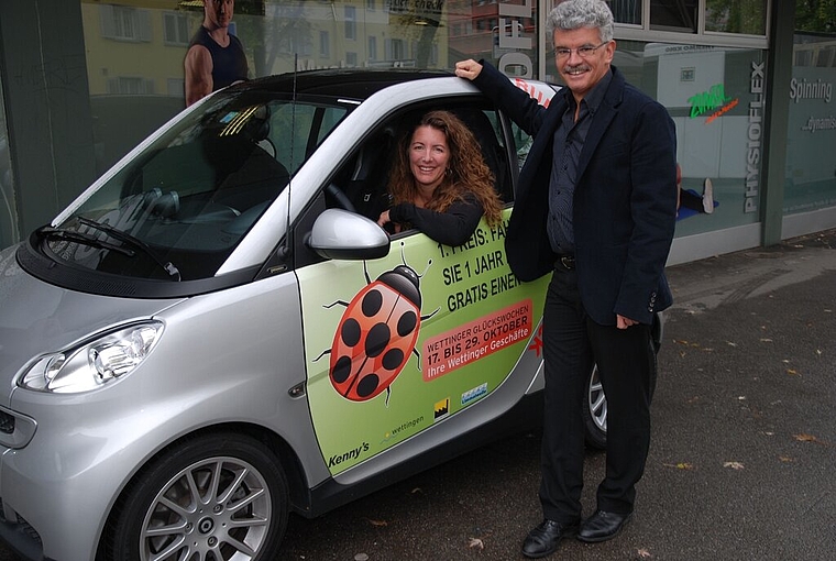 Denise Zumsteg und Hans Utz vom Handels- und Gewerbeverein Wettingen mit dem Smart, den ein glücklicher Gewinner, eine glückliche Gewinnern ein Jahr lang gratis fahren kann. Foto: cfr