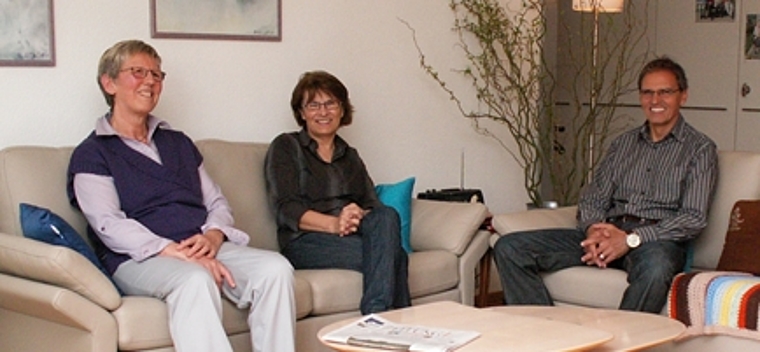Auf dem neu angeschafften Sofa (v.l.): Elisabeth Stadler, Leiterin Pflegewohnung Chlosterbrüel, Maja Hasler, Leiterin Pflegewohnung Bernau und Andreas Notz, Leiter Alters- und Pflegeheim St. Bernhard.Foto: ska