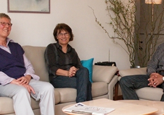 Auf dem neu angeschafften Sofa (v.l.): Elisabeth Stadler, Leiterin Pflegewohnung Chlosterbrüel, Maja Hasler, Leiterin Pflegewohnung Bernau und Andreas Notz, Leiter Alters- und Pflegeheim St. Bernhard.Foto: ska