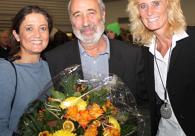 Rolf Widmer mit seiner Frau Elfi (l.) wurde nach 16-jähriger Amtszeit als Gemeinderat von Gemeindepräsidentin Susanne Voser verabschiedet. Fotos: bärDer Apéro wurde von der LdU-Ortspartei offeriert.