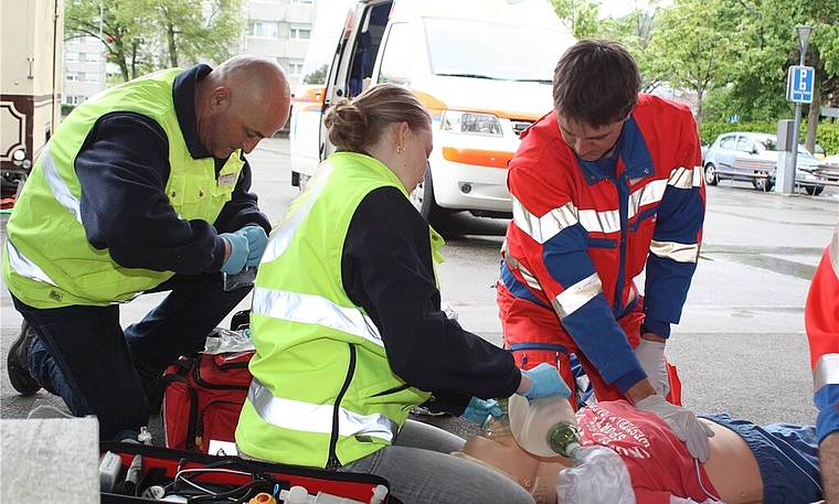 Zusammen mit dem Rettungssanitäter (r.) üben die First-Responder den Ernstfall.Foto: bär