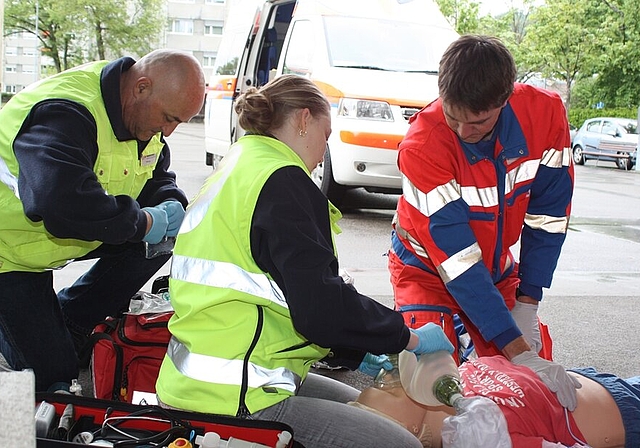 Zusammen mit dem Rettungssanitäter (r.) üben die First-Responder den Ernstfall.Foto: bär