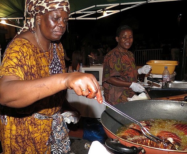 Mama Africa Betty Ferrez an der Fischpfanne.