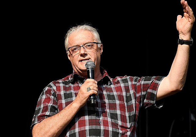 Roland Kuster <em>hält eine kurze Begrüssungsrede an der Feier. Alex Wagner</em>