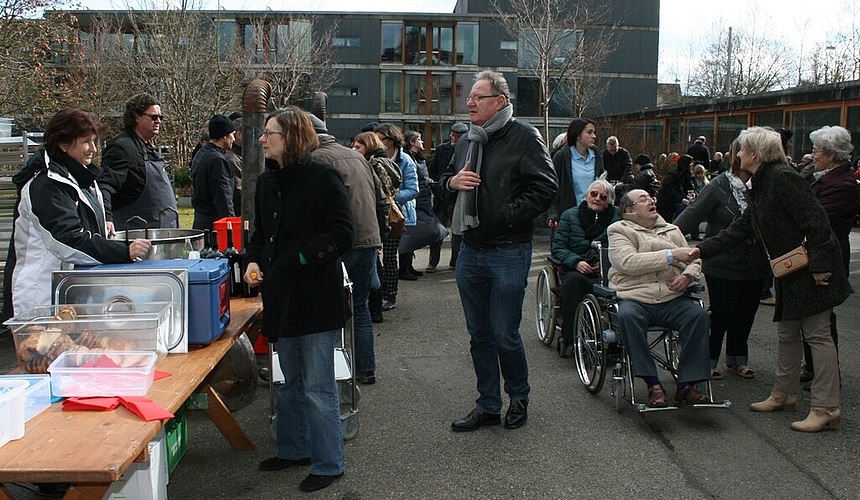 Bewohner und Besucher treffen sich am Suppentag. Politiker wie Gemeinde- und Grossrätin Antoinette Eckert (l.) helfen mit.Gemeinderat Roland Kuster erklärt die Gamellen-Handhabung.Gewusst wie! Suppentransport auf dem Rollator. Fotos: skaSonderwünsche wurden gern erfüllt: ohne Kartoffeln oder Fleisch? Kein Problem!
